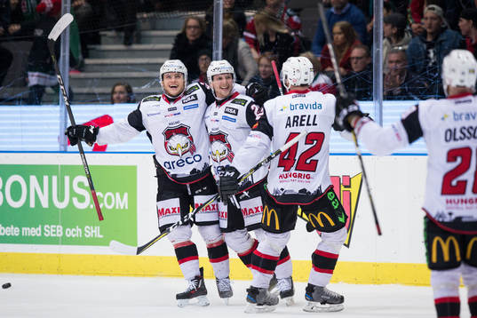 Malmö Redhawks Axel Wemmenborn jublar med lagkamrater