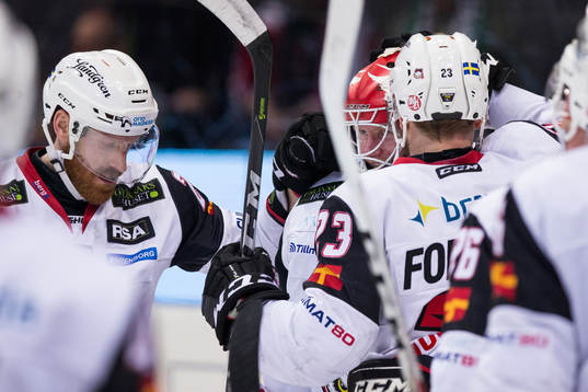 Malmö Redhawks målvakt Jonas Gunnarsson blir omfamnad