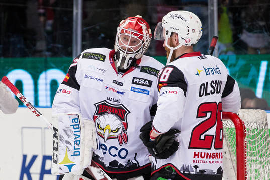 Malmö Redhawks målvakt Jonas Gunnarsson pratar med Jens