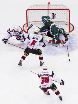 Frölundas Jan Mursak kraschar in i Malmö Redhawks
