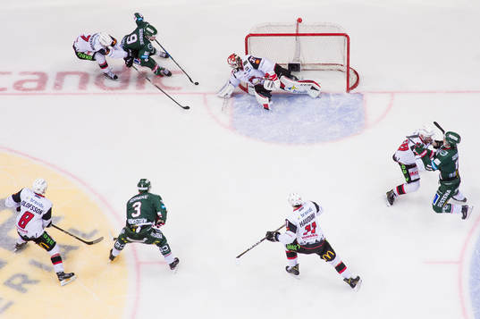 Frölundas Jan Mursak bryter in framför Malmö Redhawks