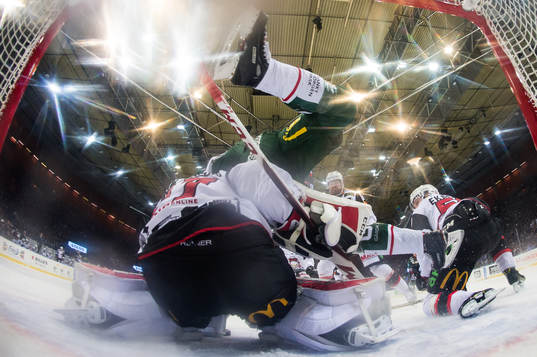 Frölundas Jan Mursak kraschar in i Malmö Redhawks
