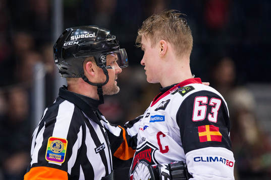 Domare Mikael Nord pratar med Malmö Redhawks Fredrik