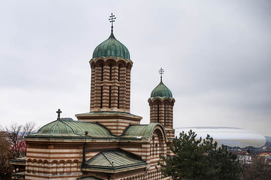Ion Oblemenco Stadium bakom Metropolitan Cathedral of Saint