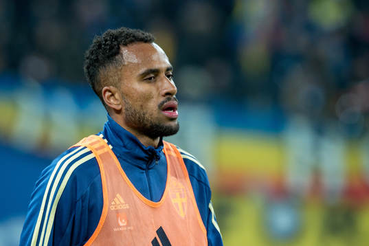 Sveriges Isaac Kiese Thelin värmer upp