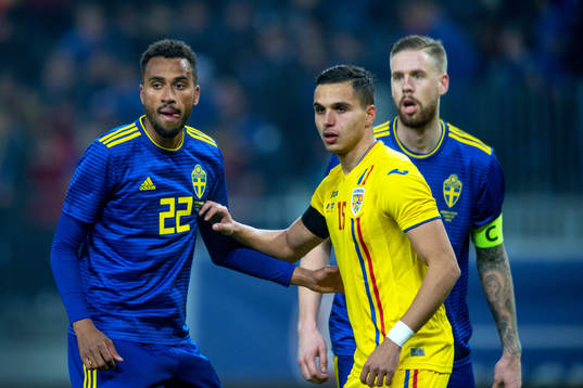 Sveriges Isaac Kiese Thelin och Rumäniens Cristian Manea