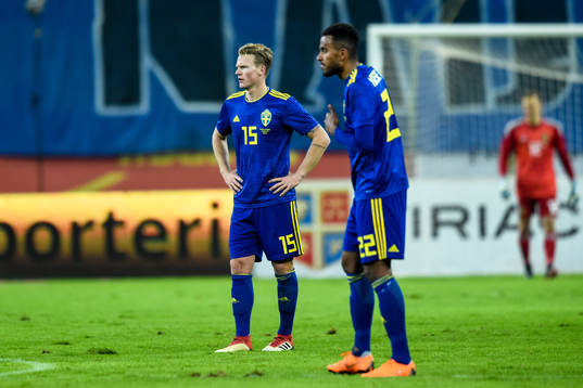 Sveriges Oscar Hiljemark och Isaac Kiese Thelin deppar