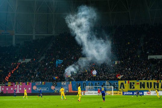 Rumäniens supportrar med pyroteknik och smällare