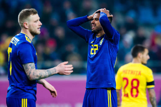 Sveriges John Guidetti och Isaac Kiese Thelin deppar