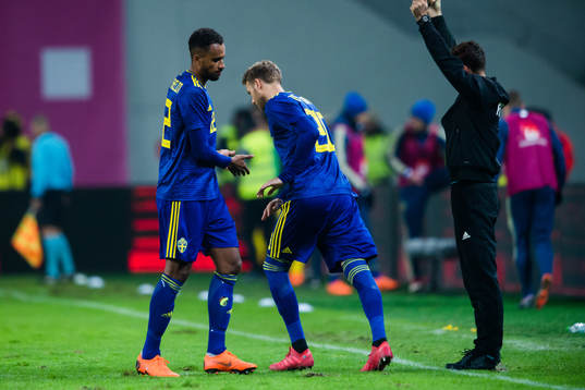 Byte mellan Sveriges Isaac Kiese Thelin och Ola Toivonen