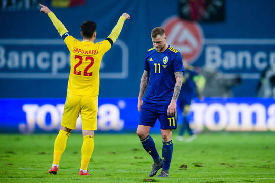 Rumäniens Cristian Sapunaru och Sveriges John Guidetti