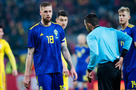 Sveriges Pontus Jansson  i samtal med domaren