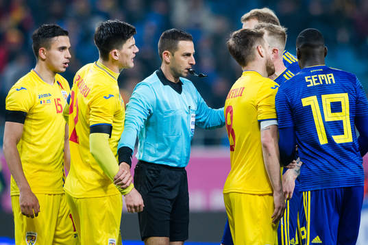 Domaren mellan Rumäniens Cristian Sapunaru och  Sveriges