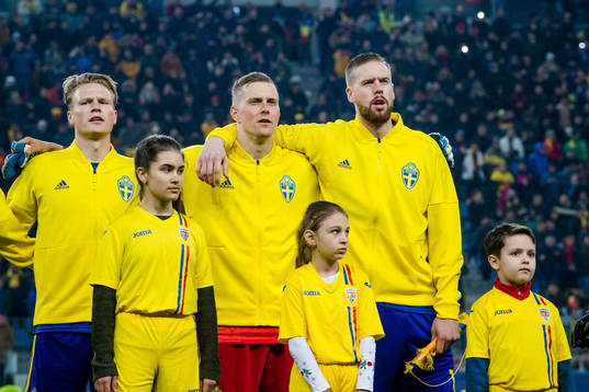 Sveriges Oscar Hiljemark, målvakt Karl-Johan Johnsson och