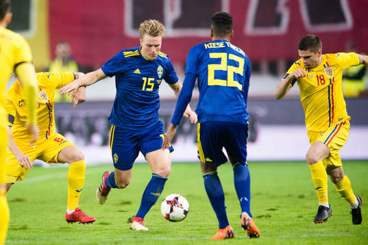 Sveriges Oscar Hiljemark, Isaac Kiese Thelin och Rumäniens