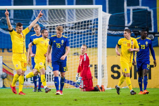 Sveriges Oscar Hiljemark , målvakt Karl-Johan Johnsson och