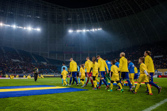 Sveriges spelare går in på planen före en