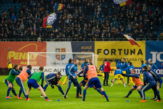 Sveriges spelare värmer upp före en träningslandskamp i