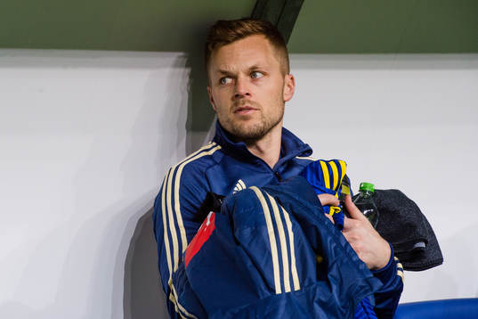 Sveriges Sebastian Larsson på bänken före en