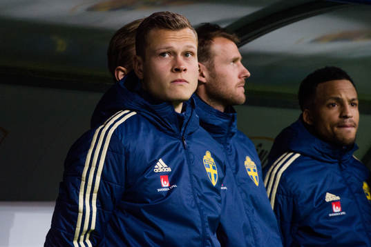 Sveriges Viktor Claesson på bänken före en