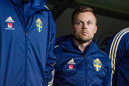 Sveriges Sebastian Larsson på bänken före en