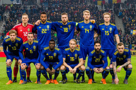 Sveriges målvakt Karl-Johan Johnsson , Isaac Kiese Thelin