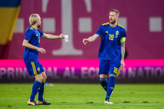 Sveriges Johan Larsson ger en lapp till Pontus Jansson