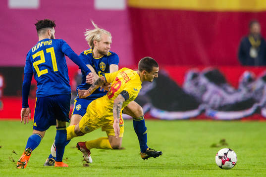 Sveriges Jimmy Durmaz och Johan Larsson i en kamp mot