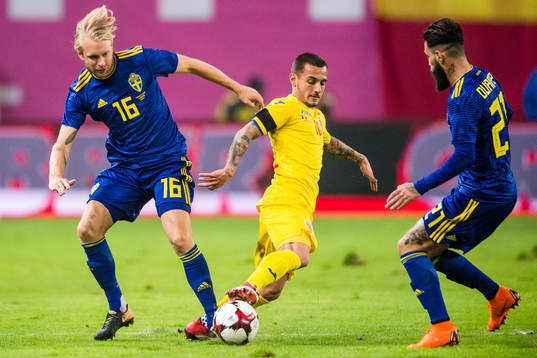 Sveriges Johan Larsson och Jimmy Durmaz i en kamp mot