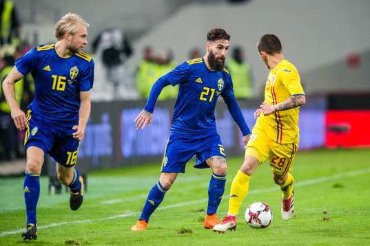 Sveriges Johan Larsson och Jimmy Durmaz i en kamp mot