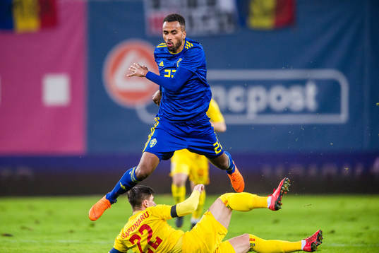 Sveriges Isaac Kiese Thelin och Rumäniens Cristian Sapunaru