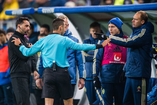 Sveriges Andreas Granqvist i samtal med domaren och