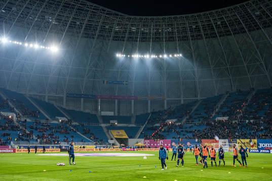 Sveriges spelare värmer upp inne på Ion Oblemenco Stadium