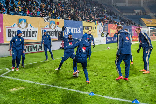 Sveriges spelare värmer upp före en träningslandskamp i