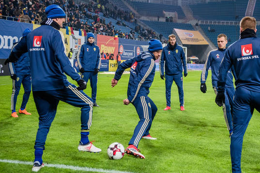 Sveriges spelare värmer upp före en träningslandskamp i