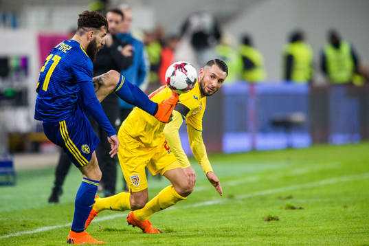 Sveriges Jimmy Durmaz och Rumäniens Alexandru Mitrita