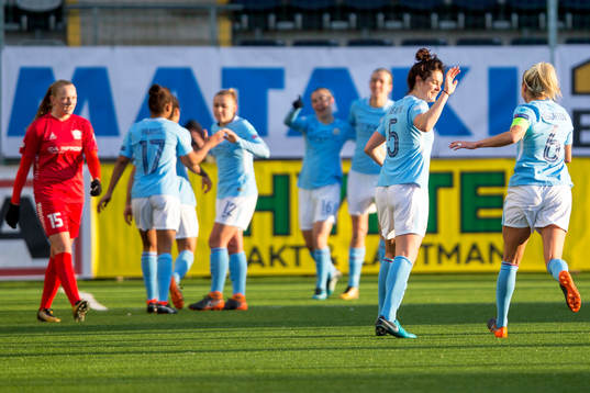 Manchester Citys Jane Ross jublar med lagkamrater