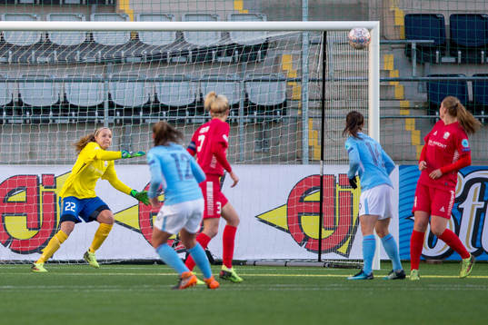 Manchester Citys Georgia Stanway gör 0-2 bakom Linköpings