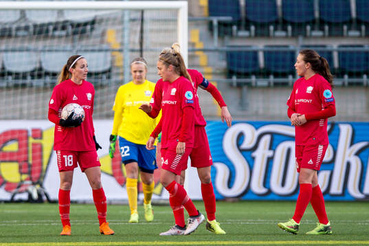 Linköpings Kosovare Asllani manar på sina lagkamrater