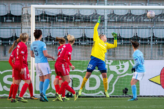 Manchester Citys Jennifer Beattie gör 0-4 bakom