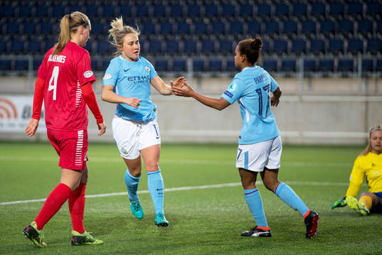 Manchester Citys Isobel Christiansen jublar med Nikita