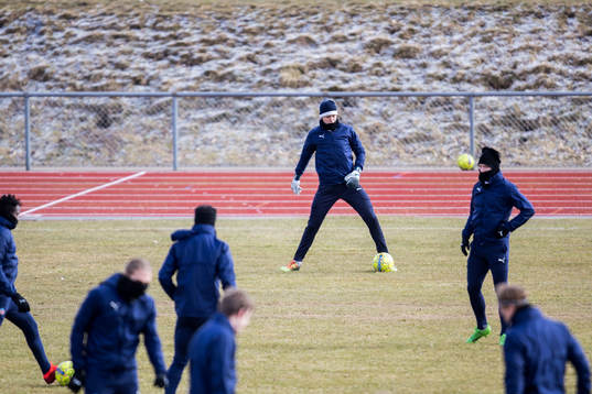 Helsingborgs målvakt Kalle Joelsson värmer upp