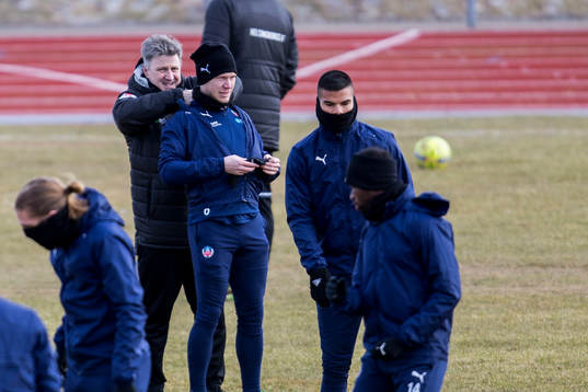 Helsingborgs materialförvaltare Lino Boriero hjälper