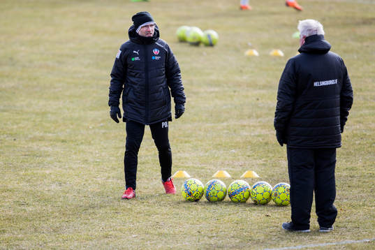 Helsingborgs tränare Per-Ola Ljung i samtal med scout