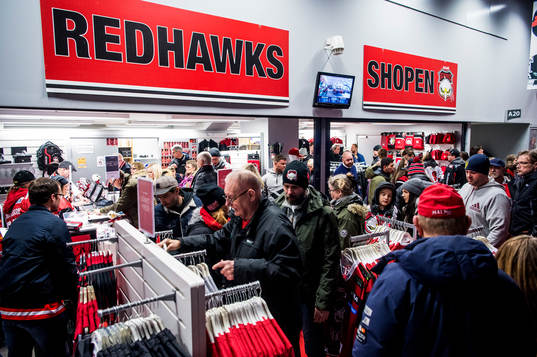 Fullt med folk i Redhawksshopen innan kvartsfinal 6 i