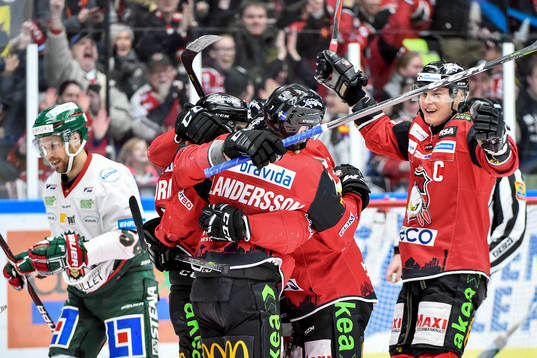 Malmö Redhawks Frederik Storm jublar med lagkamrater