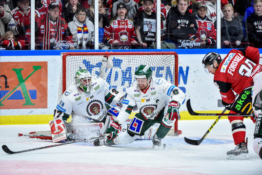 Malmö Redhawks Erik Forssell gör 1-0 bakom Frölundas