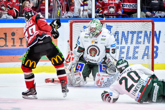 Malmö Redhawks Erik Forssell och Frölundas målvakt Johan