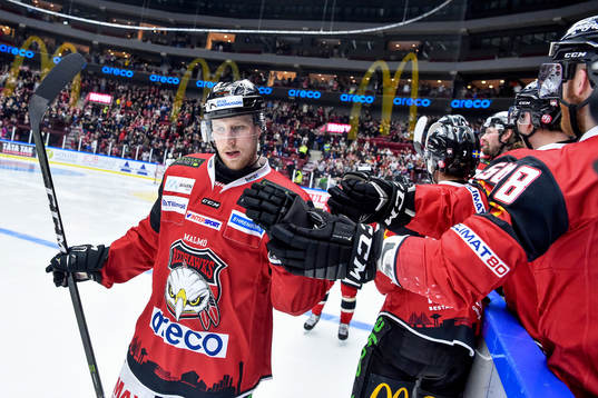 Malmö Redhawks Axel Wemmenborn jublar med lagkamrater