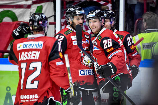 Malmö Redhawks Axel Wemmenborn jublar med lagkamrater